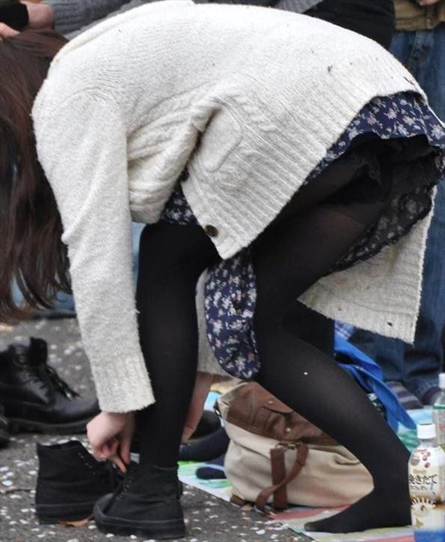 寒い冬にパンストやタイツを穿いてる女性のパンチラ盗撮動画像 東京パンチラ通り