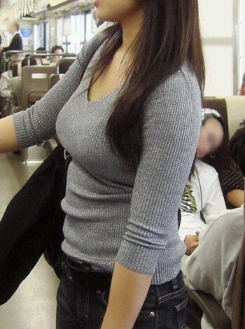 セーターやニットを着た巨乳素人街角盗撮画像 動画集 東京パンチラ通り